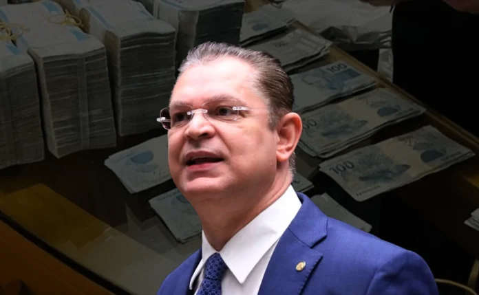 PF encontra R$ 430 mil com Sóstenes Cavalcante em operação contra desvios de cota. Carlos Jordy também é alvo da ação autorizada pelo STF.