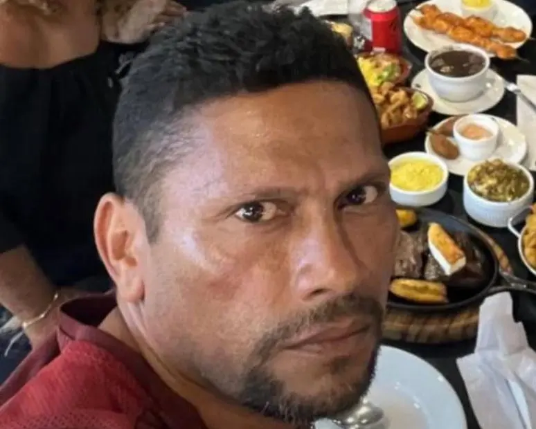 Suspeito morto de feminicídio contra mãe de influenciadora é achado em área de mata em Manaus e polícia apura tribunal do crime.