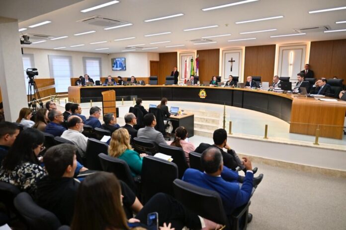 O TCE-AM emitiu parecer pela aprovação com ressalvas das contas de Wilson Lima de 2023 e 2024. Confira os detalhes fiscais e investimentos em saúde e educação.