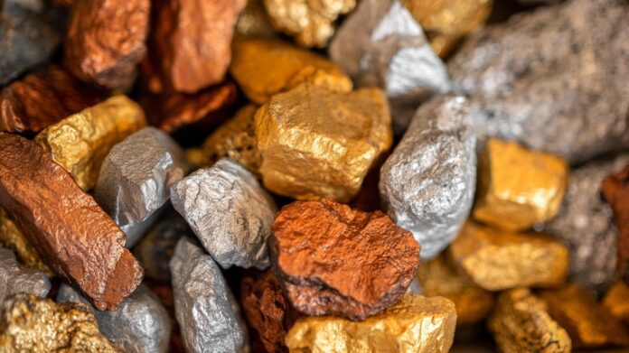 Entenda o potencial brasileiro na exploração de minerais estratégicos, os projetos em Goiás e Minas Gerais e o desafio tecnológico frente à China.