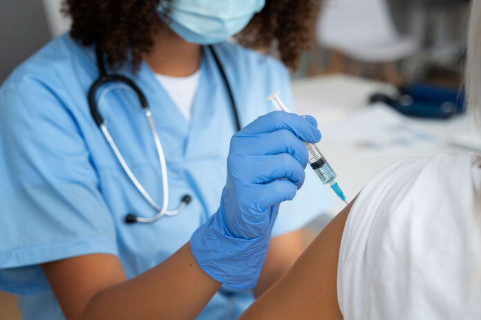 O prazo para a vacina contra HPV foi prorrogado para jovens de 15 a 19 anos. Saiba onde se vacinar e confira o novo calendário até 2026 pelo SUS.