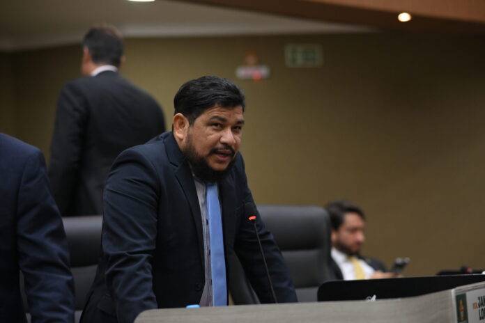 ustiça concede liberdade a Rosinaldo Bual. Investigado por 'rachadinha', vereador usará tornozeleira e segue afastado do cargo em Manaus.