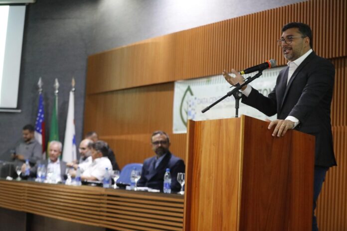 Wilson Lima assina acordo para criar polo de data centers no Amazonas. Projeto une soberania digital e energia sustentável para atrair investimentos.