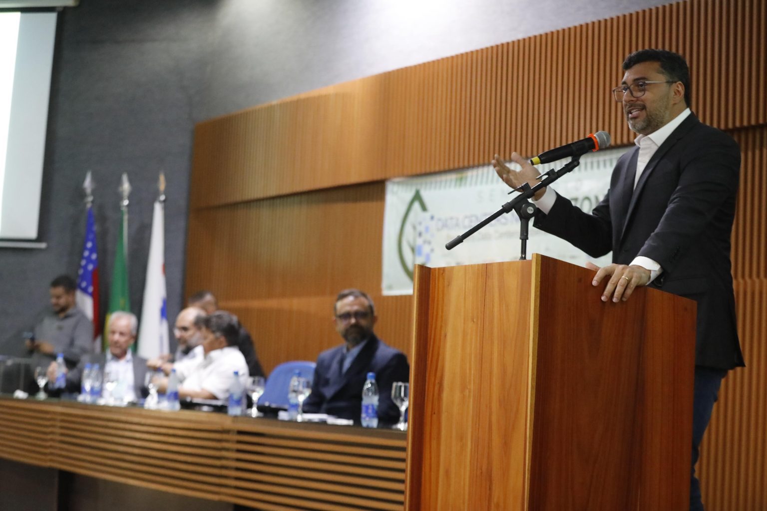 Wilson Lima assina acordo para criar polo de data centers no Amazonas. Projeto une soberania digital e energia sustentável para atrair investimentos.