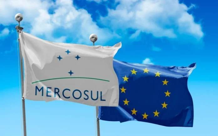 França pede adiamento da votação do Acordo Mercosul-UE. Governo francês busca apoio da Itália para bloquear tratado. Entenda o impasse e as consequências.