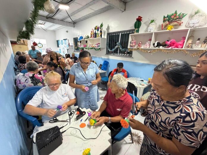 Prefeitura de Manaus promove oficina gratuita de artesanato para incentivar renda e autonomia entre idosos do Jorge Teixeira.