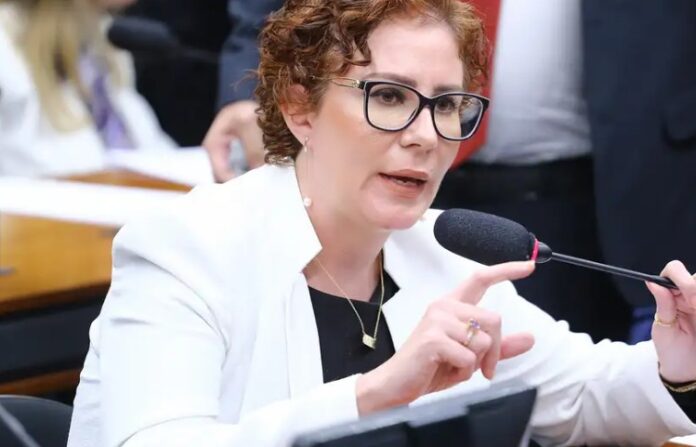 Câmara mantém mandato de Carla Zambelli e abre impasse com o STF; casos de Ramagem e Eduardo Bolsonaro seguem em análise.