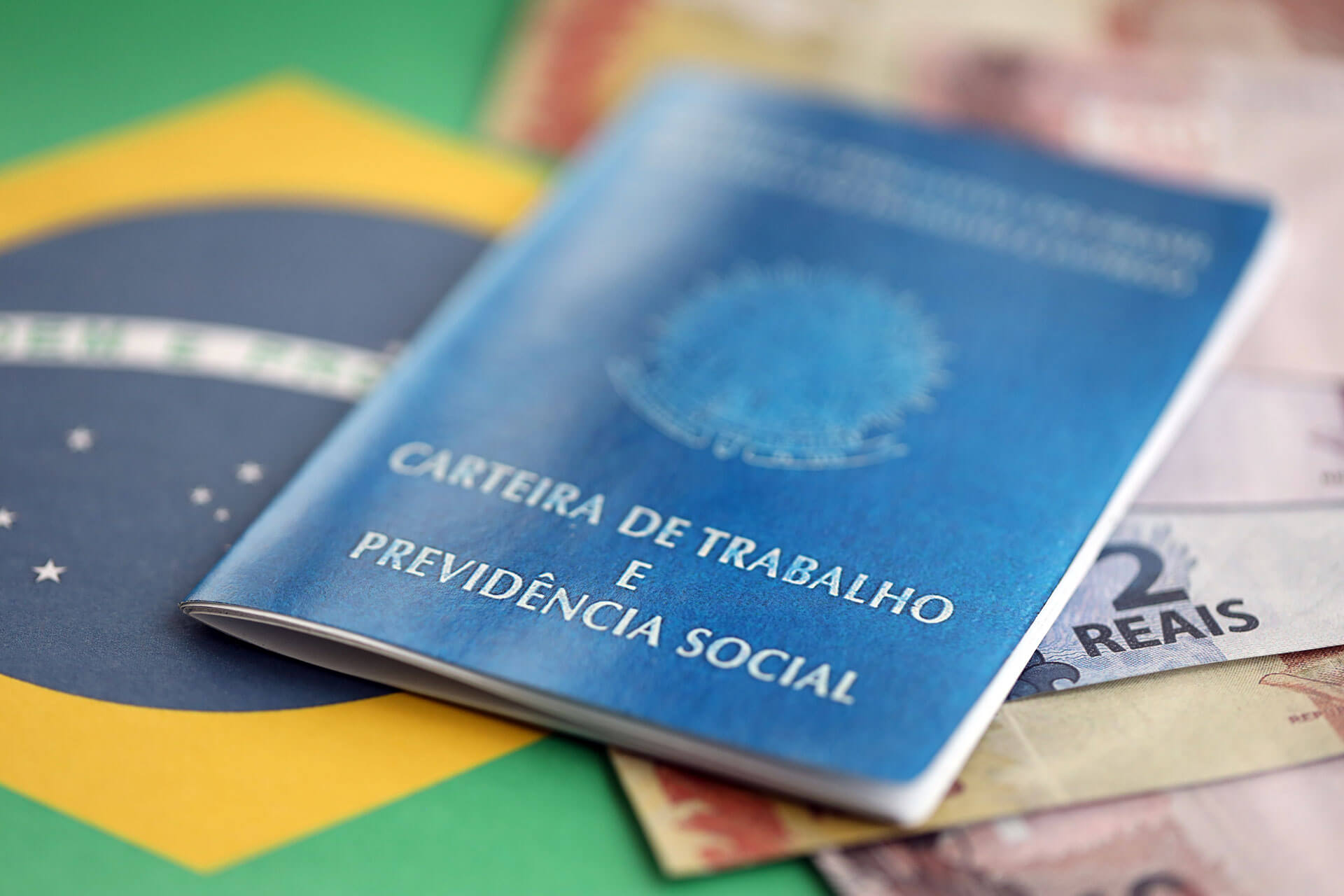 A taxa de desemprego recuou para 5,2% em novembro, superando previsões. Saiba mais sobre o recorde de renda e ocupação divulgado pelo IBGE.