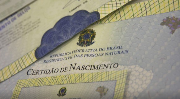IBGE aponta queda de 5,8% nos nascimentos em 2024, a maior em 20 anos. Dados mostram mães mais velhas e mudanças regionais.