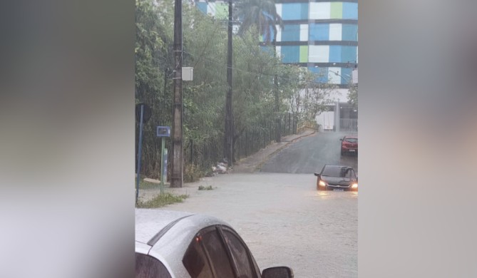 Fortes chuvas em Manaus provocam alagamentos, deslizamentos e outros transtornos; Prefeitura atendeu 22 ocorrências nesta segunda-feira.