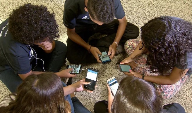 Pesquisa com 10 mil jovens mostra que ter celular antes dos 12 anos aumenta riscos de depressão, obesidade e sono insuficiente.