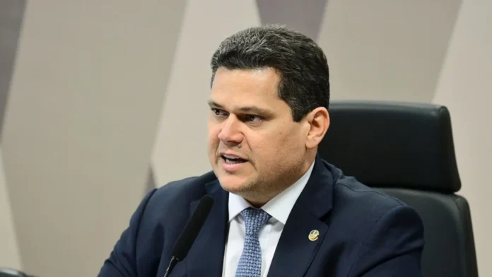 Alcolumbre emite nota oficial criticando o Planalto após escolha de Jorge Messias para o STF. Sabatina está prevista para dezembro.