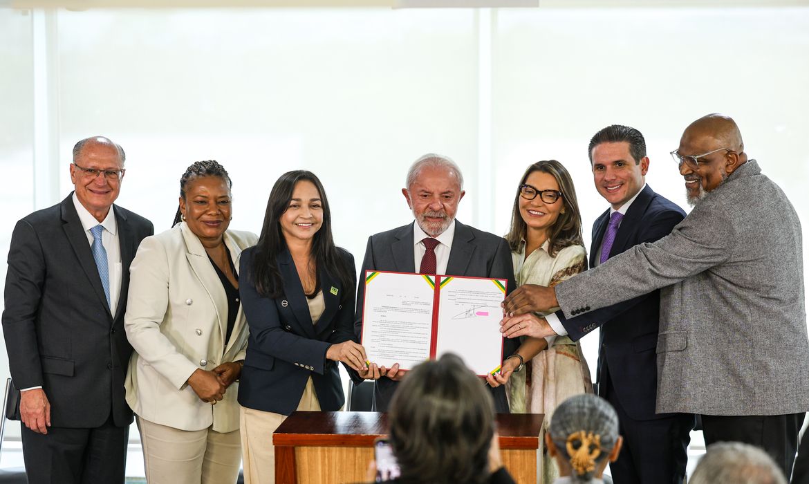 Presidente Lula assina decreto que oficializa a cultura gospel como manifestação cultural nacional, ampliando acesso a incentivos e políticas públicas.