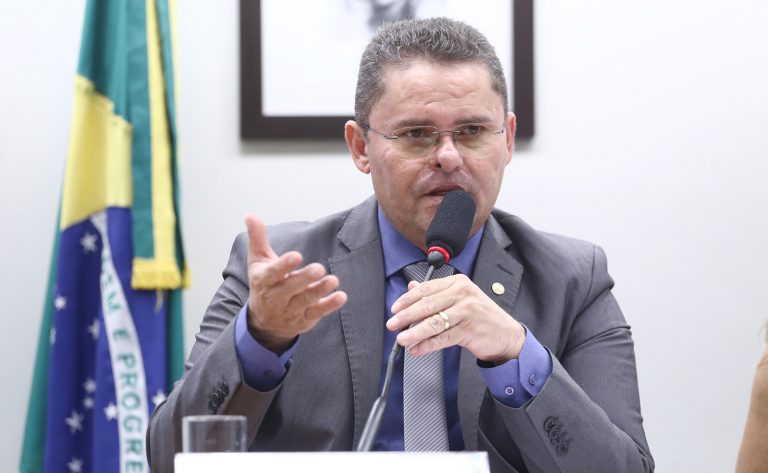 Projeto integra energia e internet para levar conexão e luz a áreas rurais. Saiba como a Câmara planeja unir Luz para Todos e Wi-Fi Brasil.