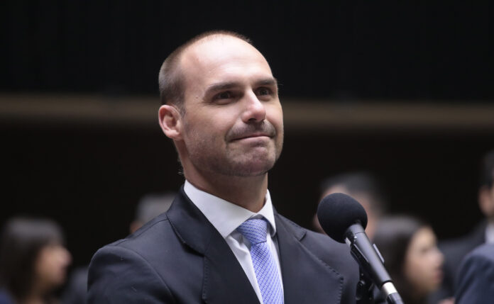 Hugo Motta notifica Eduardo Bolsonaro sobre processo por excesso de faltas. Deputado tem 5 dias para defesa e corre risco de perder mandato.