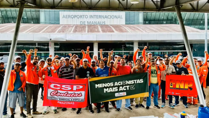 Os petroleiros em greve realizaram um protesto no aeroporto de Manaus nesta quarta-feira (17), impedindo o embarque de trabalhadores com destino a Urucu.