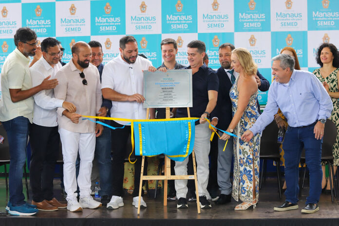 Prefeito de Manaus, David Almeida inaugura escola revitalizada e confirma R$ 136,5 milhões em valorização para profissionais da educação.