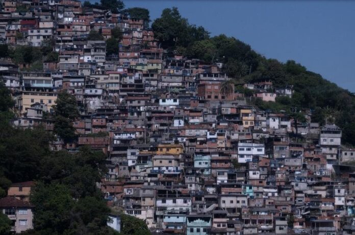 Facções expandem controle sobre energia e internet, extorquem moradores e ameaçam serviços essenciais em várias regiões do país.