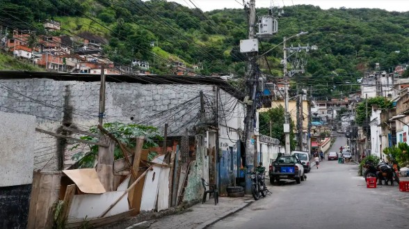 Censo 2022 mostra que quase dois terços dos moradores de favelas vivem em vias sem árvores.