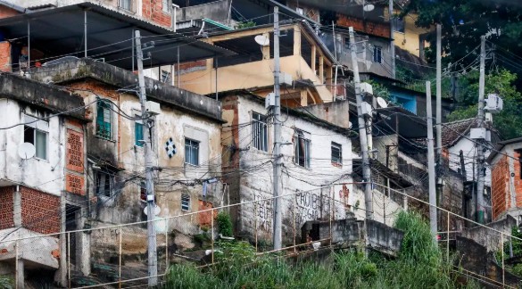 Censo 2022 revela que 19,1% dos moradores de favelas vivem em vias sem acesso a veículos como ambulâncias e caminhões.