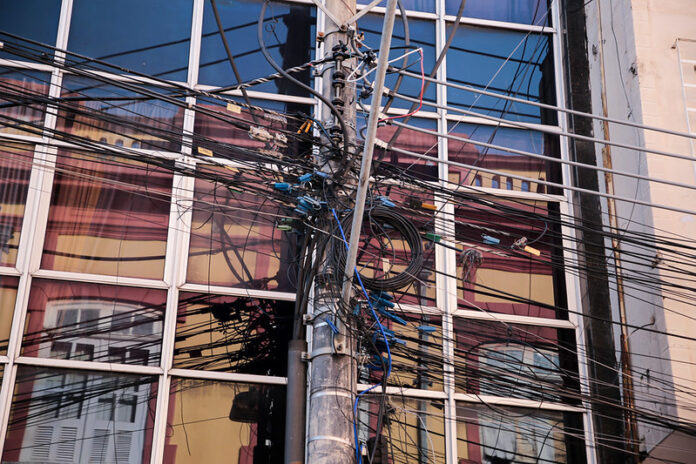 Prefeitura de Manaus já retirou 15 toneladas de fios e cabos obsoletos do Centro Histórico em ação de despoluição visual e segurança urbana.