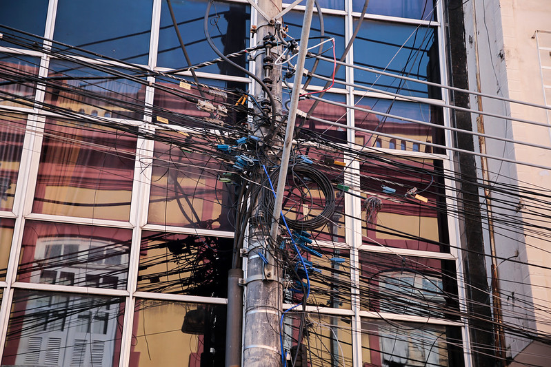 Prefeitura de Manaus já retirou 15 toneladas de fios e cabos obsoletos do Centro Histórico em ação de despoluição visual e segurança urbana.