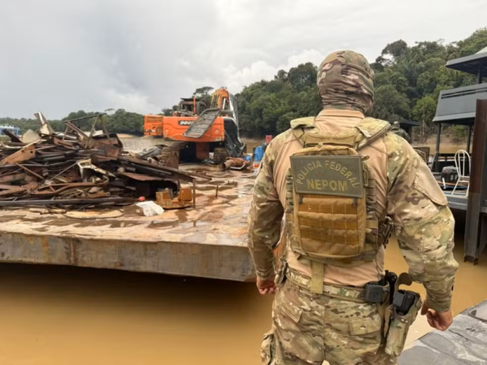 Polícia Federal realiza operação contra o garimpo ilegal e estaleiros clandestinos no Rio Negro. Seis embarcações foram apreendidas em Manaus.