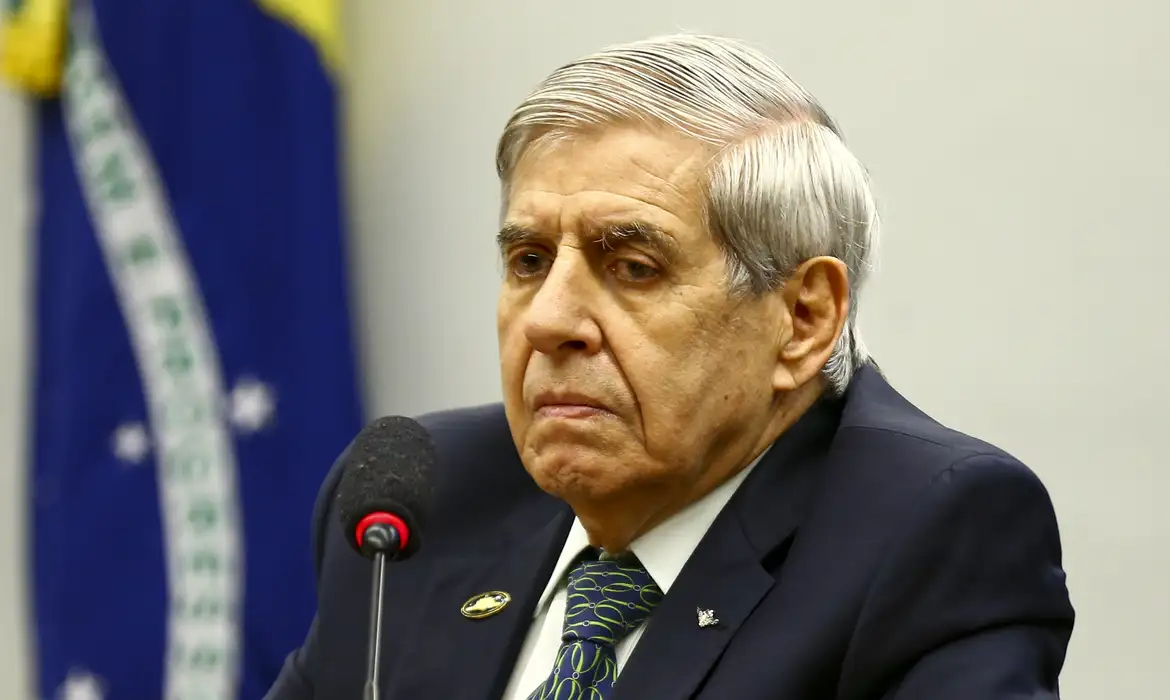 Perícia médica de Augusto Heleno é determinada pelo STF para avaliar pedido de prisão domiciliar. Laudo será feito pela Polícia Federal.