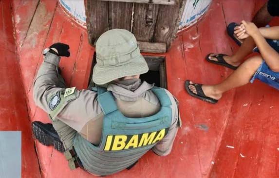 Ibama realiza operação contra transporte ilegal de combustíveis no Amazonas, aplica R$ 595 mil em multas e apreende R$ 8,7 milhões em bens.