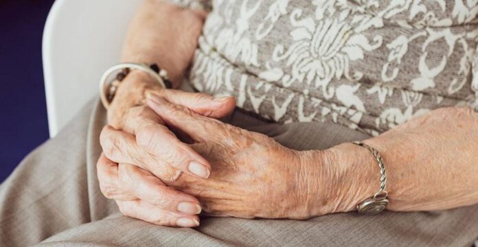 Denúncias de abandono de idosos cresceram 26% no Brasil. Saiba o que caracteriza o crime, como denunciar e quais são as penas.