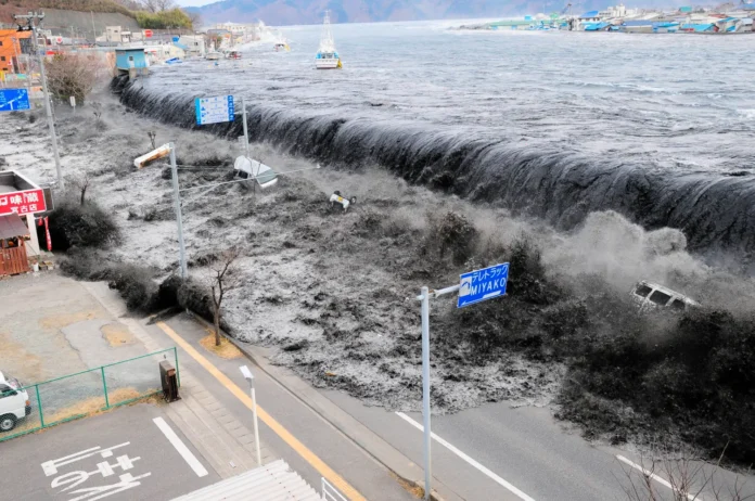 Tsunami: entenda como se forma, por que atinge tanta velocidade no oceano e como pode causar destruição ao chegar à costa. Saiba onde o risco é maior.