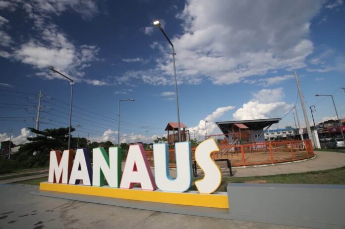 Novos letreiros são instalados em pontos turísticos de Manaus para valorizar a paisagem urbana e incentivar o turismo local.