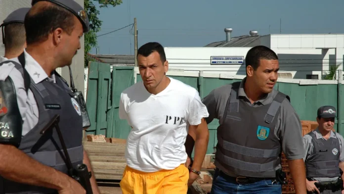 A prescrição do PCC em ação contra Marcola e 174 réus expõe falha estatal. Juíza aponta erros logísticos que levaram à anulação do processo histórico.