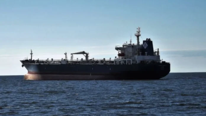 Trump anuncia bloqueio à Venezuela visando petroleiros sancionados. Tensão militar e designação de organização terrorista elevam preços do petróleo global.