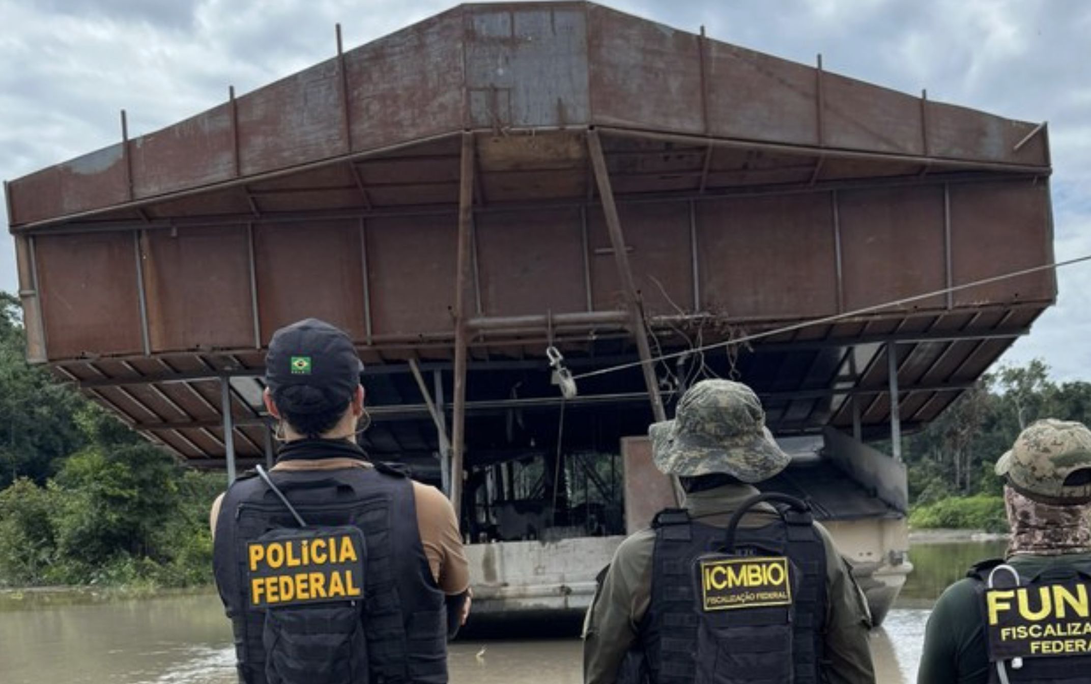 Operação no Amazonas causa R$ 17,5 milhões em prejuízos ao garimpo ilegal, com destruição de dragas e proteção de áreas indígenas e da biodiversidade.