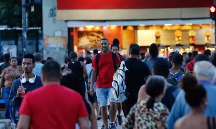 IBGE mostra que o Brasil atingiu em 2024 os menores índices de pobreza e extrema pobreza desde 2012.