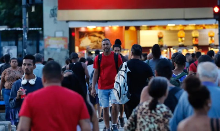 IBGE mostra que o Brasil atingiu em 2024 os menores índices de pobreza e extrema pobreza desde 2012.