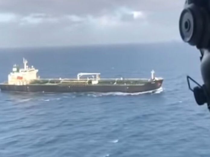 Disputa sobre petroleiro na costa Venezuelana acirra ânimos. Trump diz que ia para Ohio; fontes apontam Cuba. Venezuela denuncia pirataria.