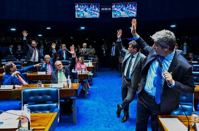 O PL Antifacção é aprovado no Senado com penas mais duras, novas regras de investigação e punições que podem chegar a 120 anos.