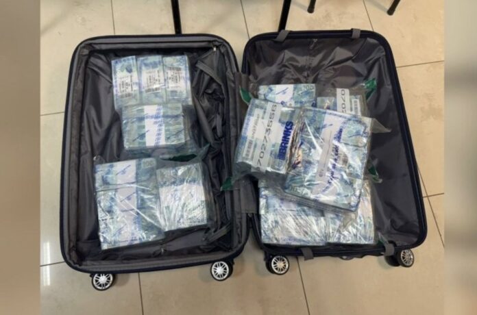 Um policial preso da Casa Militar foi flagrado com R$ 2,5 milhões em espécie em Manaus. Entenda a investigação da PF sobre lavagem de dinheiro e o caso.