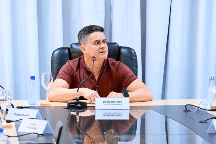 Saiba por que David Almeida decidiu recuar em apoios políticos. Prefeito de Manaus cita impasses institucionais e diz que jogo para 2026 está aberto.