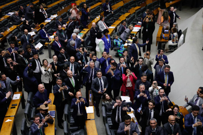 Câmara aprova PL da Dosimetria que reduz penas do 8 de Janeiro e pode beneficiar Bolsonaro. Proposta segue para análise no Senado.