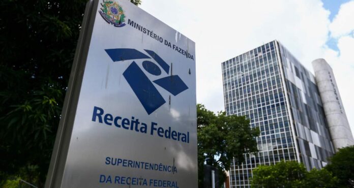 Receita Federal esclarece fake news sobre imposto sobre Pix. Não há taxa de 27,5% ou multa em transações. Entenda a diferença entre monitoramento e tributação.