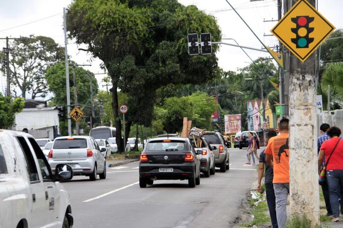 Fortes chuvas causaram falhas em 11 semáforos em Manaus. IMMU já resolveu nove ocorrências e aguarda restabelecimento.