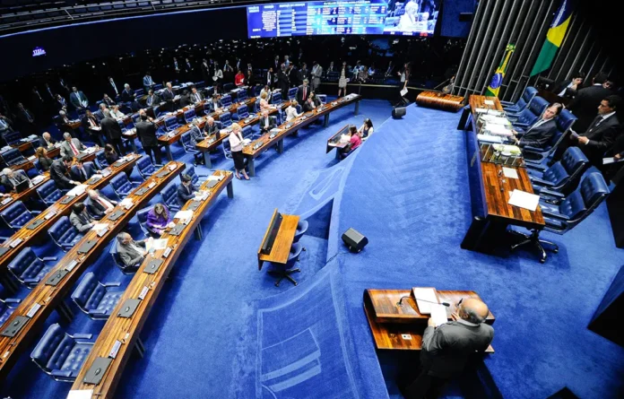 Senado aprova aumento de impostos para bets e fintechs para custear isenção do IR. Texto prorroga distribuição de dividendos isentos até 2026.