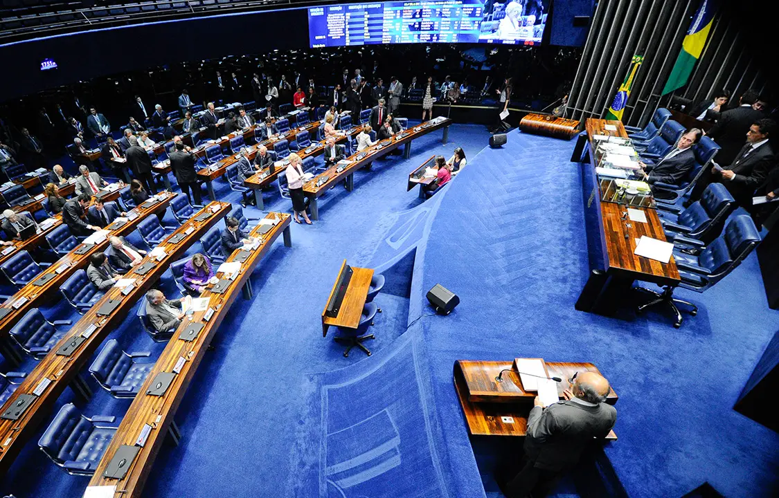 Senado aprova aumento de impostos para bets e fintechs para custear isenção do IR. Texto prorroga distribuição de dividendos isentos até 2026.