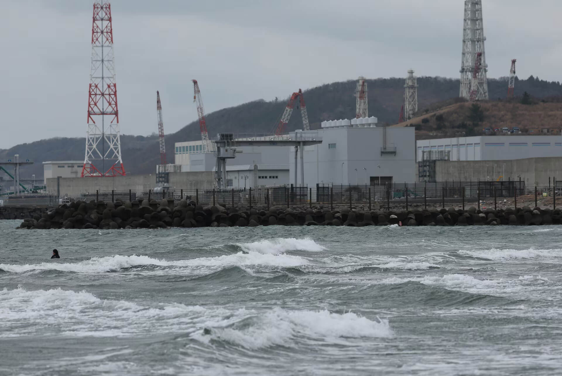 O Japão aprovou a retomada da maior usina nuclear do mundo. Saiba como a decisão impacta a segurança energética e a opinião pública após Fukushima