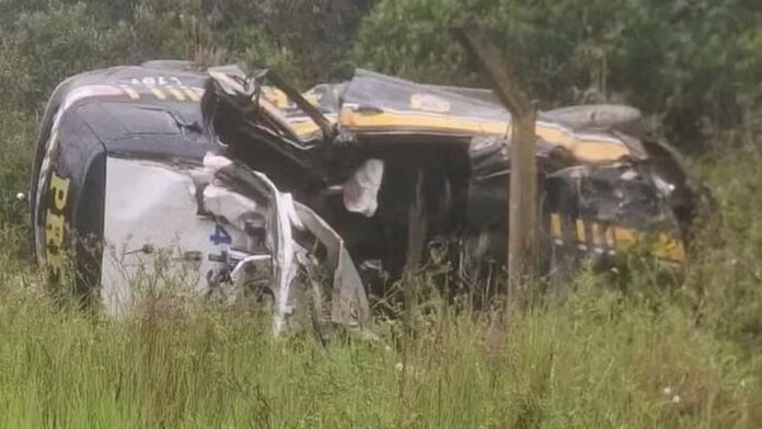 Viatura da PRF capota em perseguição. Acidente na BR-174 deixa um policial morto e dois feridos perto de Presidente Figueiredo.