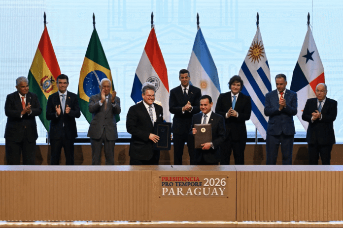 Acordo Mercosul-UE é assinado no Paraguai, criando gigante comercial. Saiba os detalhes do tratado, a ausência de Lula e os próximos passos para a ratificação.