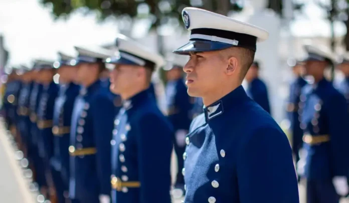 Inscreva-se no Concurso EAGS 2027. Aeronáutica oferece 188 vagas de nível médio com salário inicial de R$ 4,1 mil. Veja o edital e prazos.